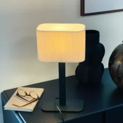Lámpara de mesa Calix de Dyberg Larsen, blanco natural, altura 39 cm