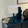 Lámpara de mesa Calix de Dyberg Larsen, blanco natural, altura 39 cm