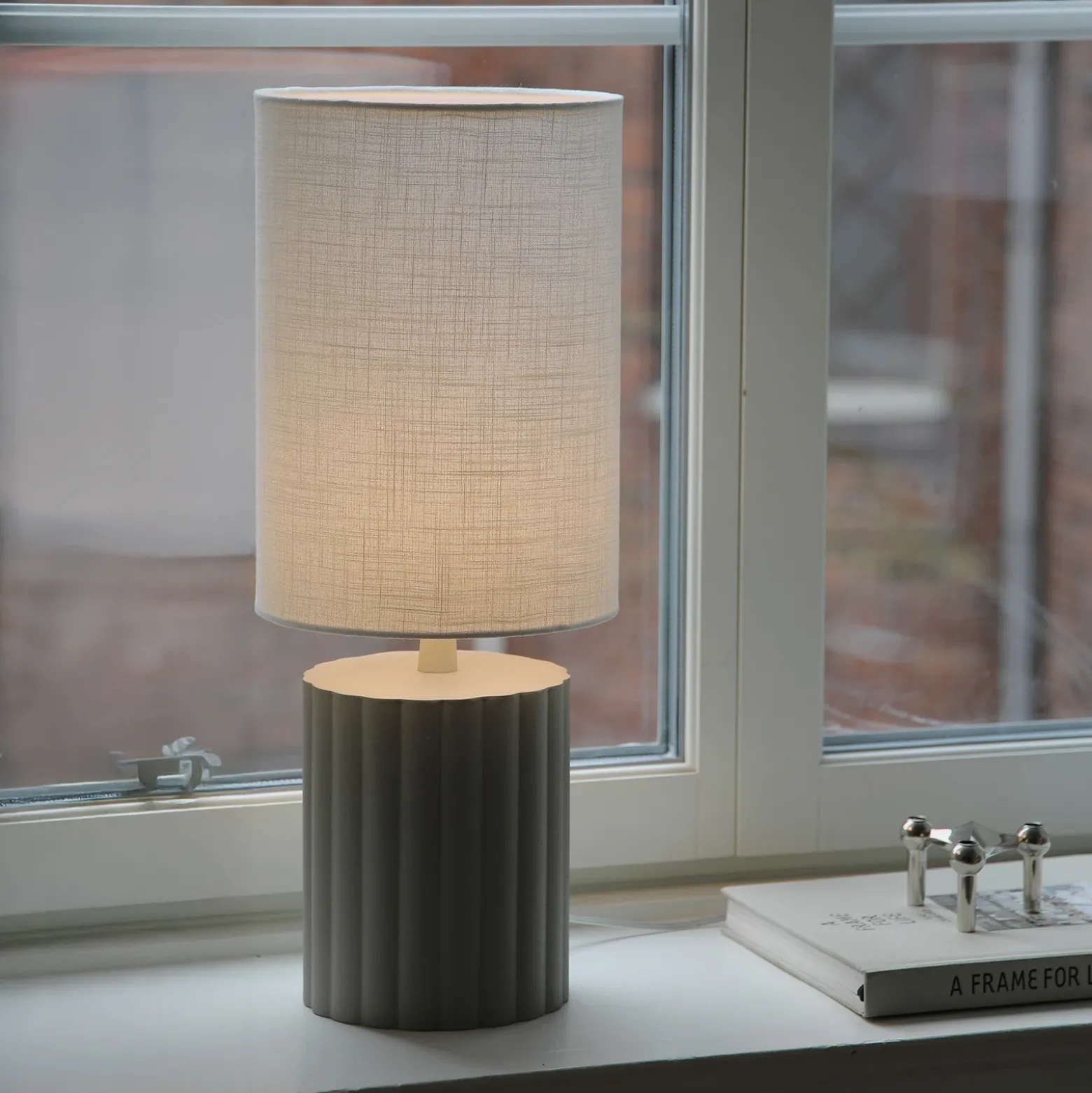 Lámpara de mesa Can, blanco/gris, altura 57 cm, cerámica, textil