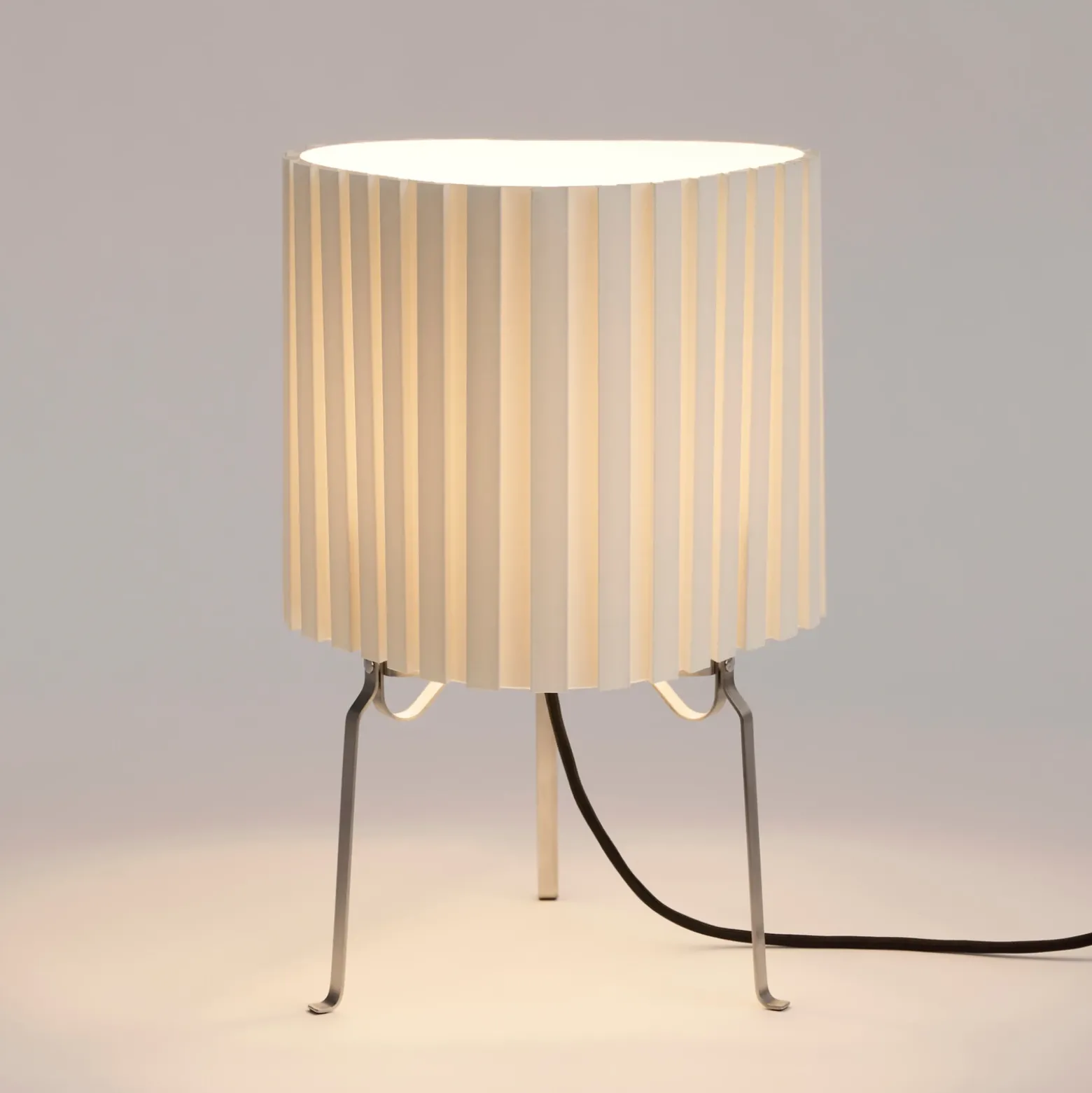 Lámpara de mesa Canelé de HAY, blanca, altura 37 cm, casquillo E14, pantalla de