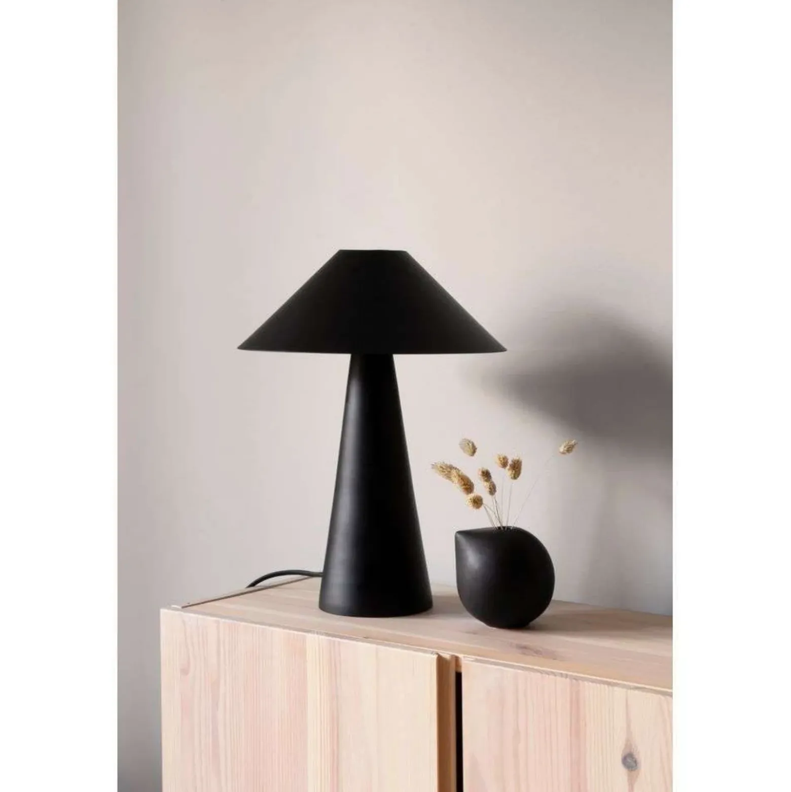 Lámpara de mesa Cannes de Globen Lighting, negra, altura 40 cm