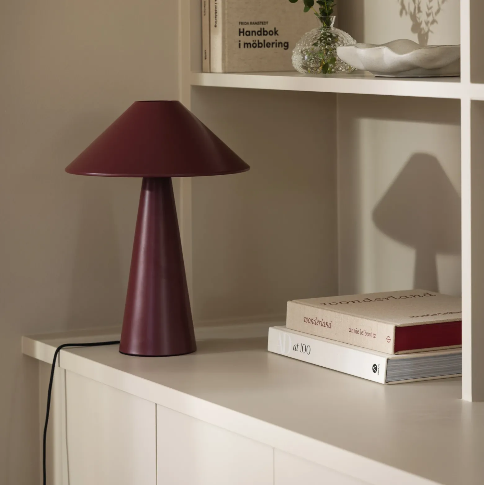 Lámpara de mesa Cannes de Globen Lighting, roja, metal, altura 40 cm