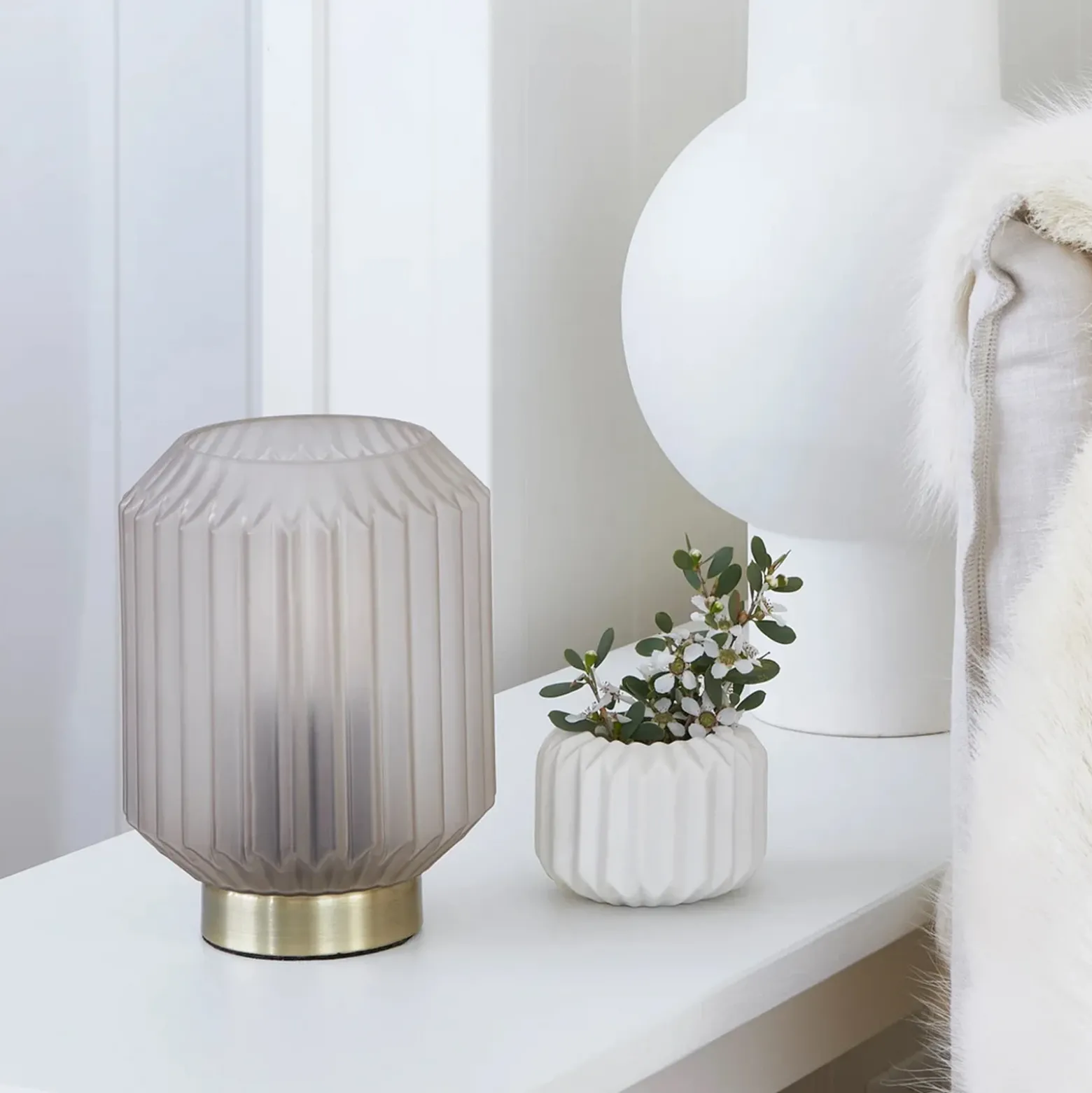 Lámpara de mesa Clancy, pantalla de cristal blanco, altura 17 cm