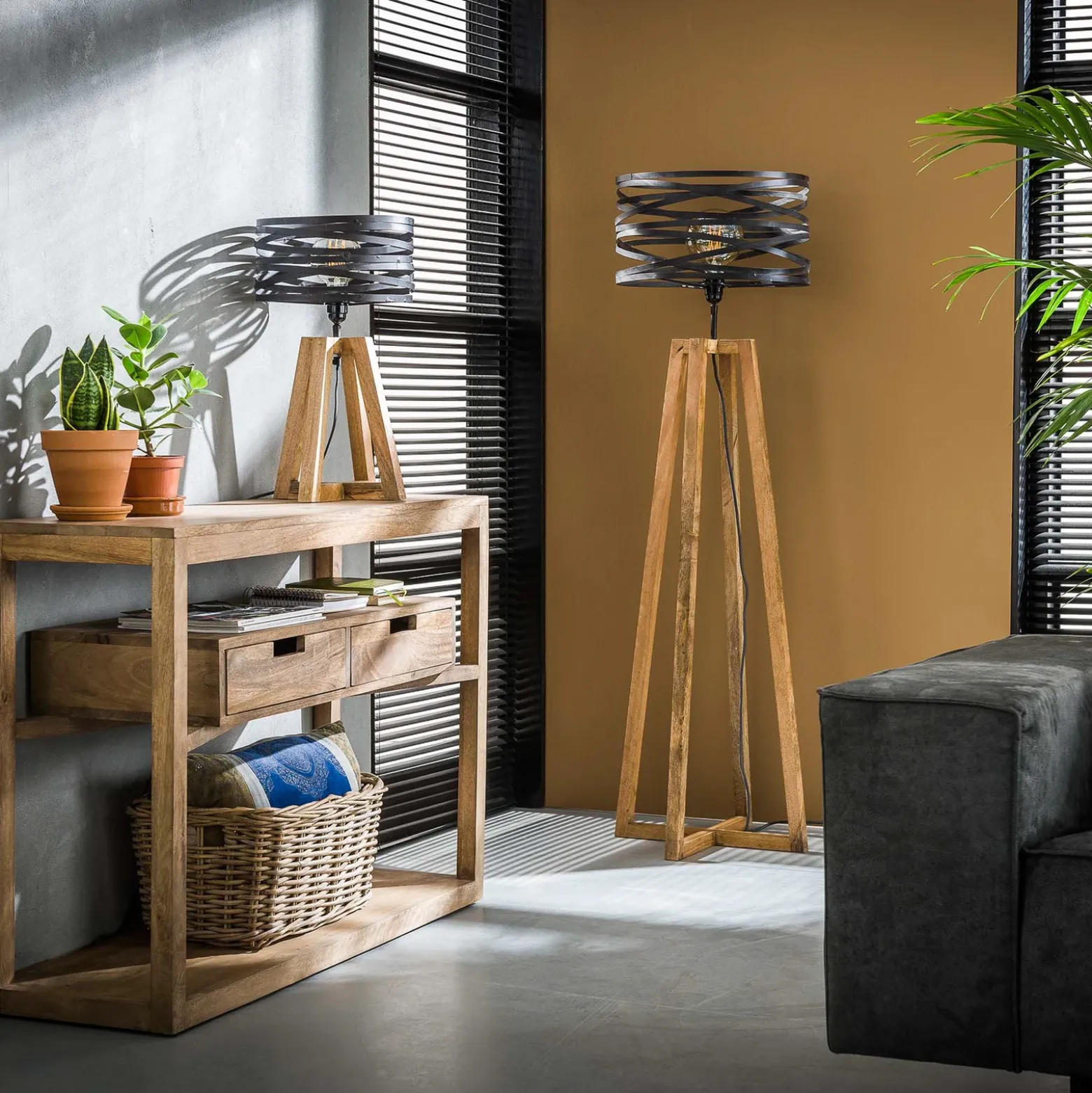 Lámpara de mesa Crossround con base de trípode de madera