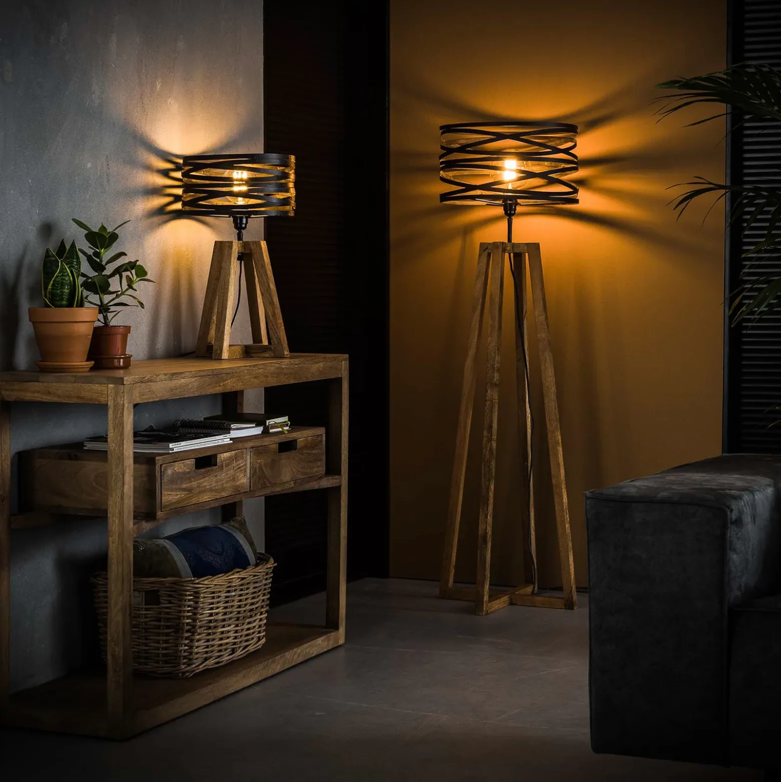 Lámpara de mesa Crossround con base de trípode de madera