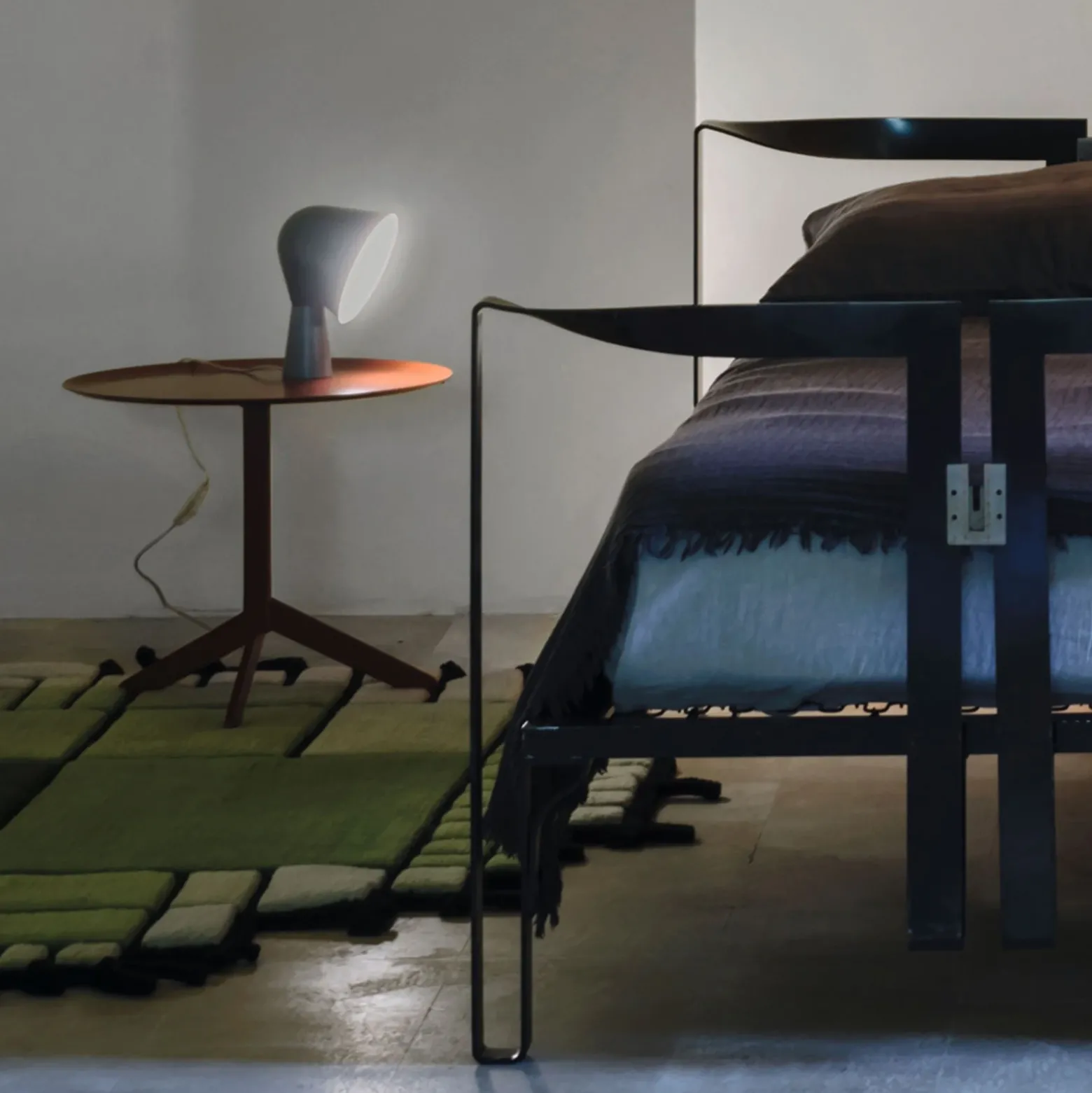 Lámpara de mesa de diseño Foscarini Binic, blanca