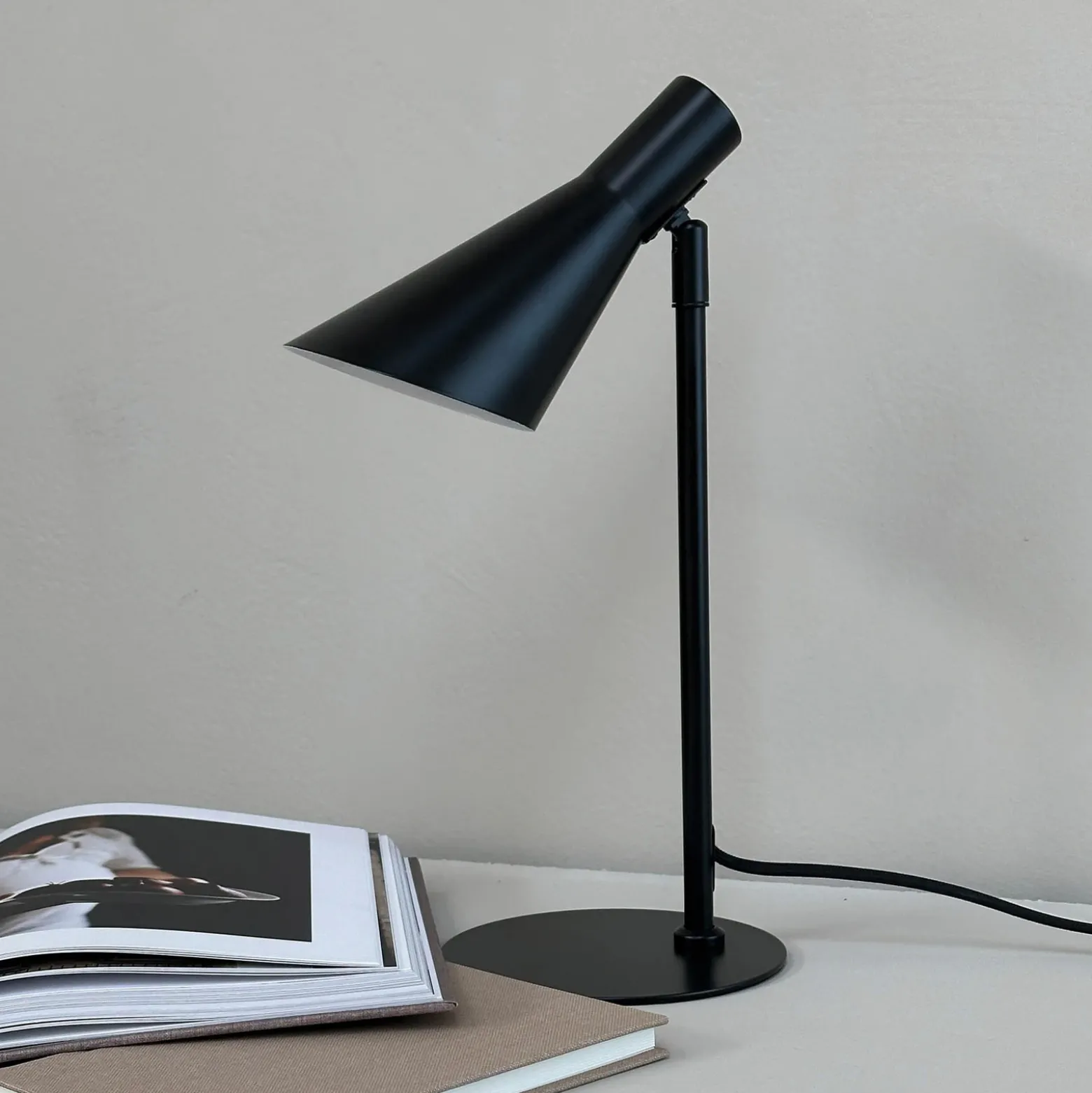 Lámpara de mesa Dyberg Larsen DL12, negra, altura 39,5 cm, metal