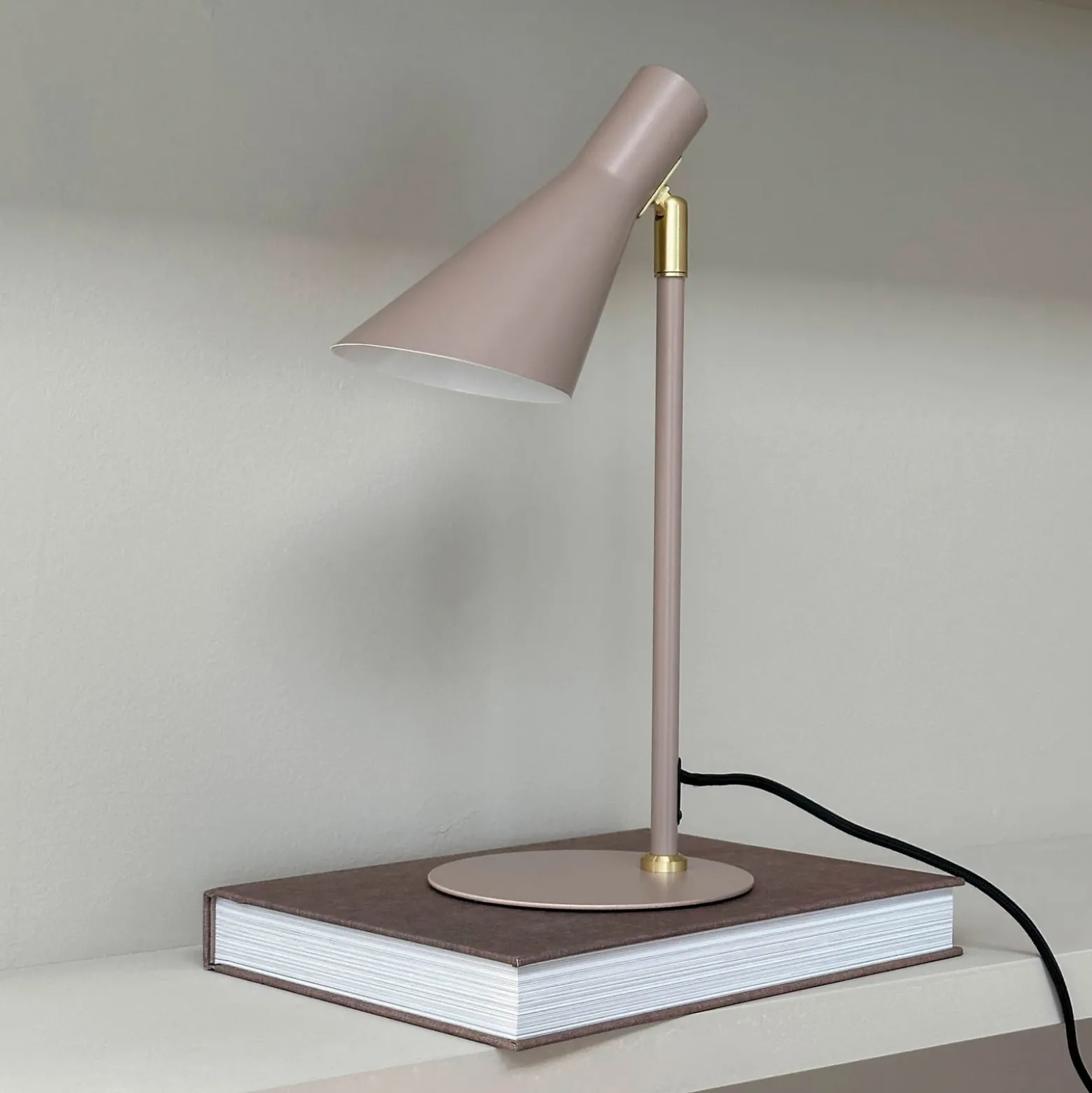 Lámpara de mesa Dyberg Larsen DL12, beige, altura 39,5 cm, metal