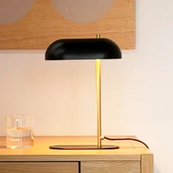 Lámpara de mesa Dyberg Larsen Mini Arch, negro/latón, 32 cm