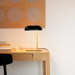 Lámpara de mesa Dyberg Larsen Mini Arch, negro/latón, 32 cm