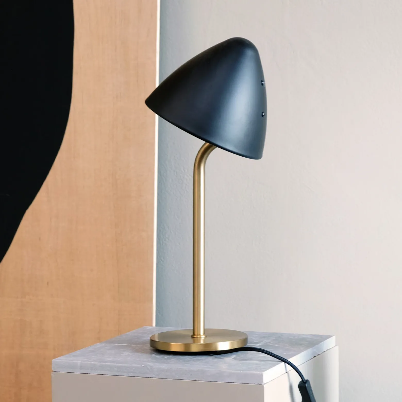Lámpara de mesa Dyberg Larsen Oulu, negro/latón, altura 47 cm