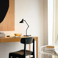 Lámpara de mesa Dyberg Larsen Vela, negra, altura 45 cm