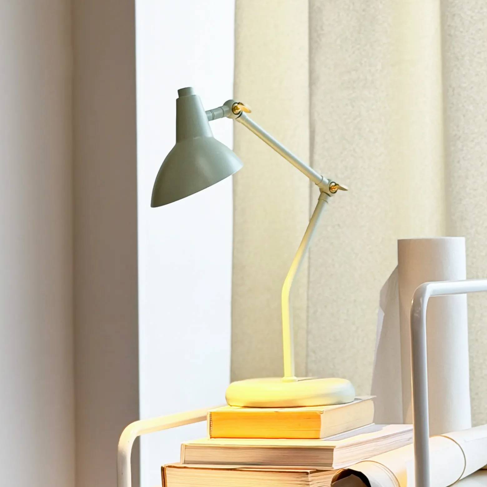 Lámpara de mesa Dyberg Larsen Vela, menta, altura 45 cm
