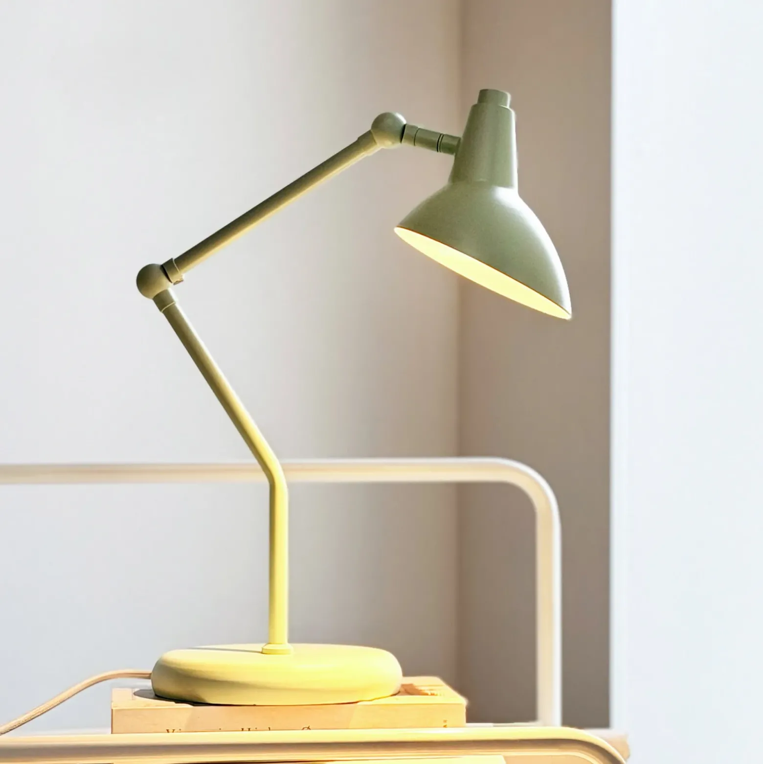 Lámpara de mesa Dyberg Larsen Vela, menta, altura 45 cm