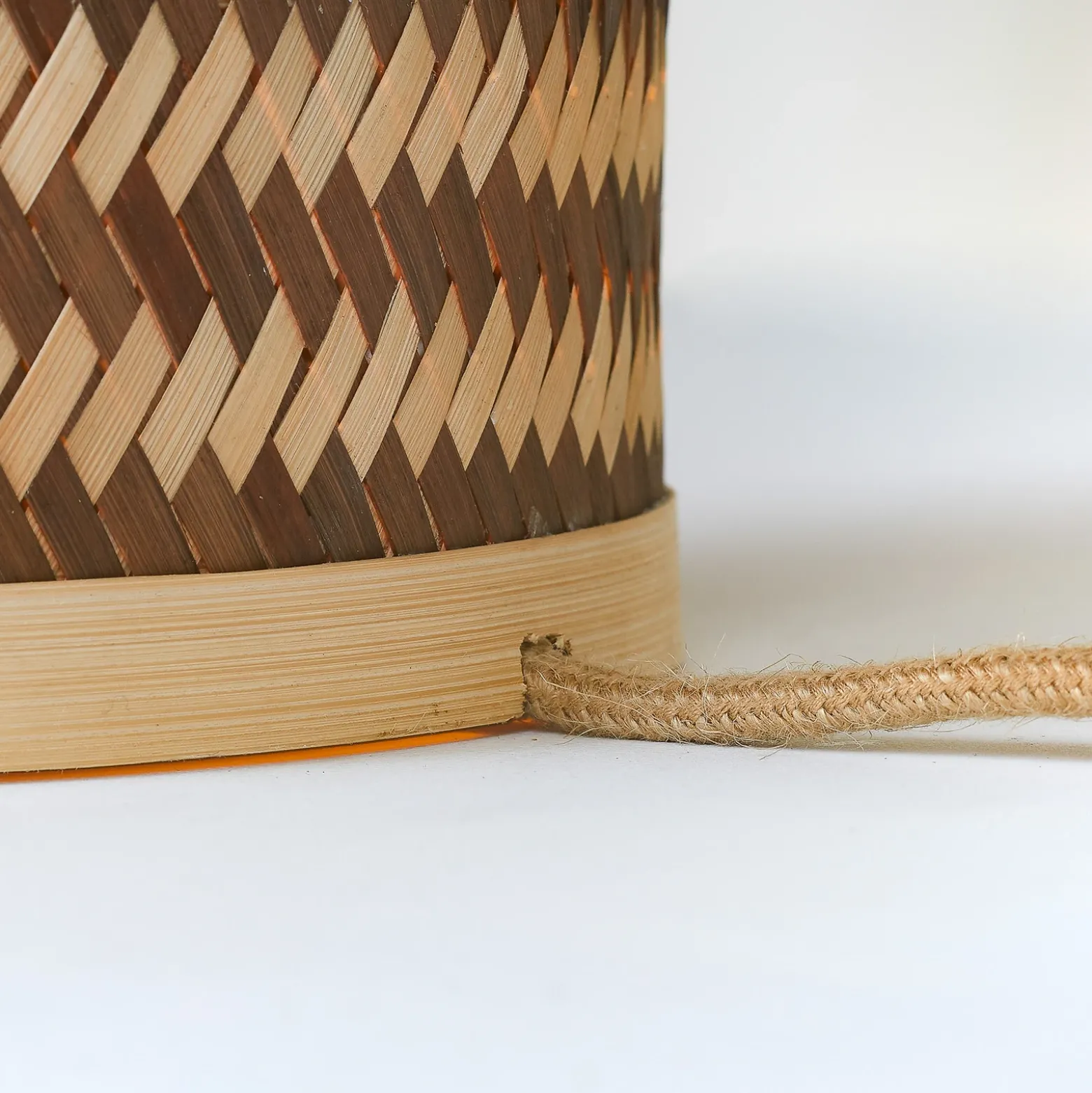 Lámpara de mesa GOOD & MOJO Barbados, marrón, Ø 25 cm, bambú, E27