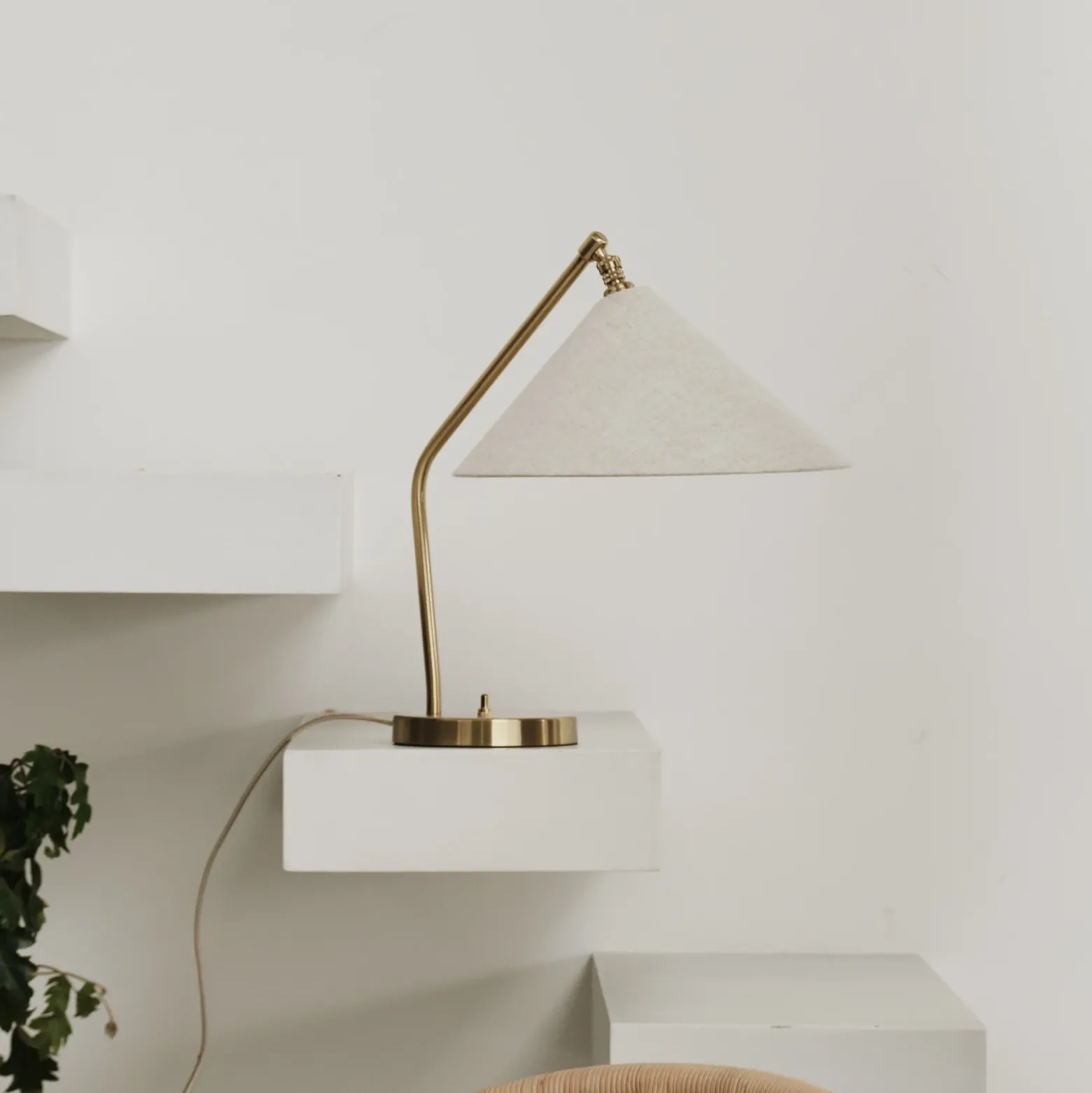 Lámpara de mesa Gubi Gräshoppa, blanca, metal/tejido, E14