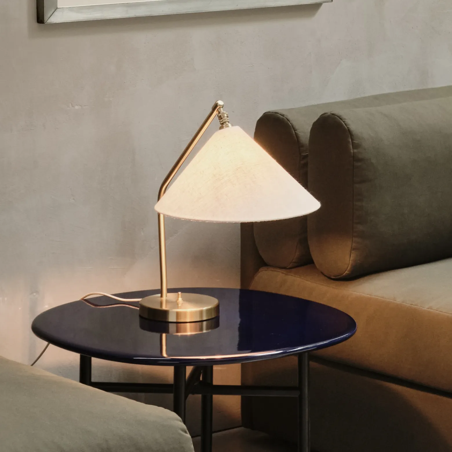 Lámpara de mesa Gubi Gräshoppa, blanca, metal/tejido, E14