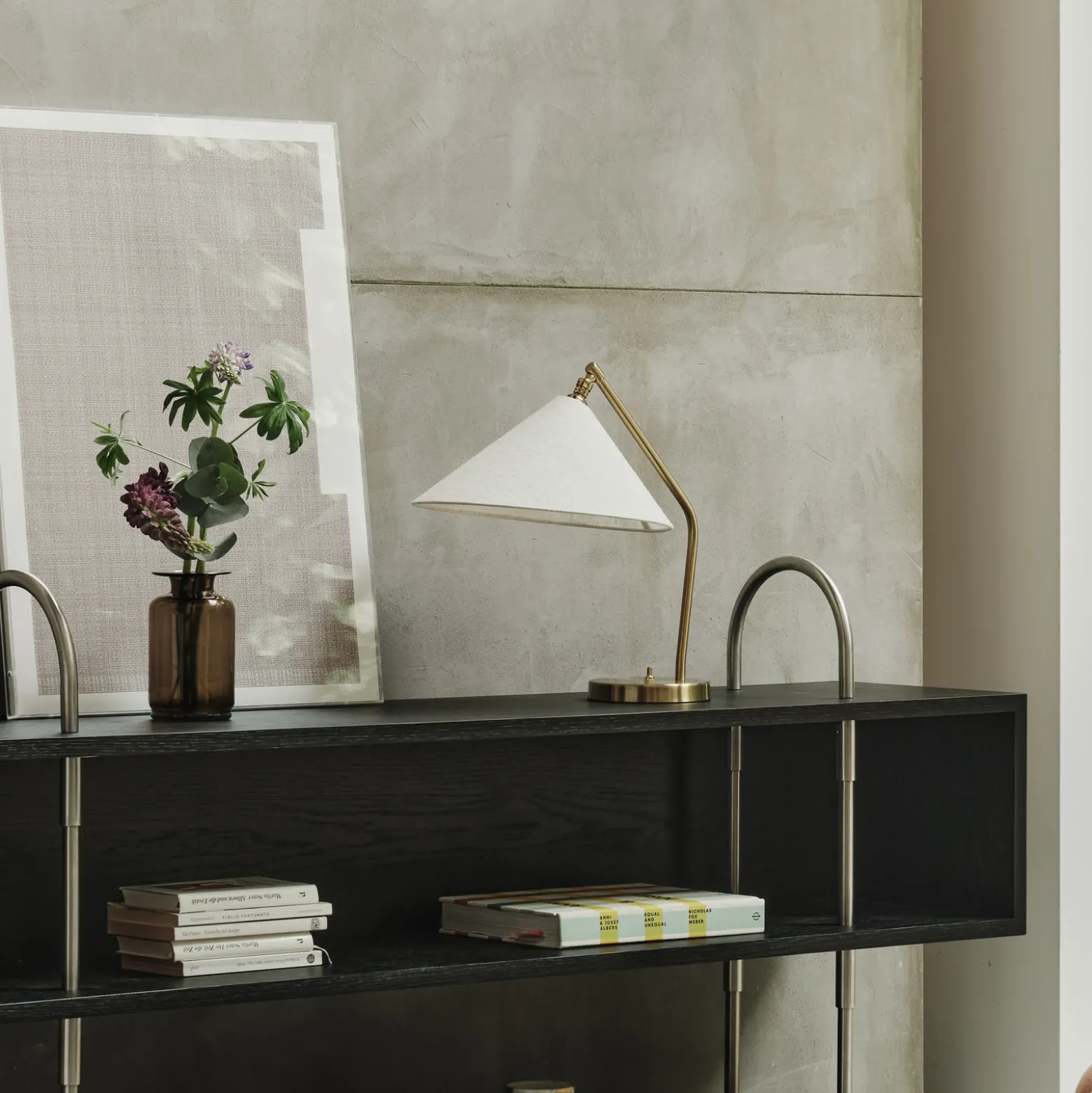 Lámpara de mesa Gubi Gräshoppa, blanca, metal/tejido, E14