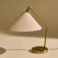 Lámpara de mesa Gubi Gräshoppa, blanca, metal/tejido, E14