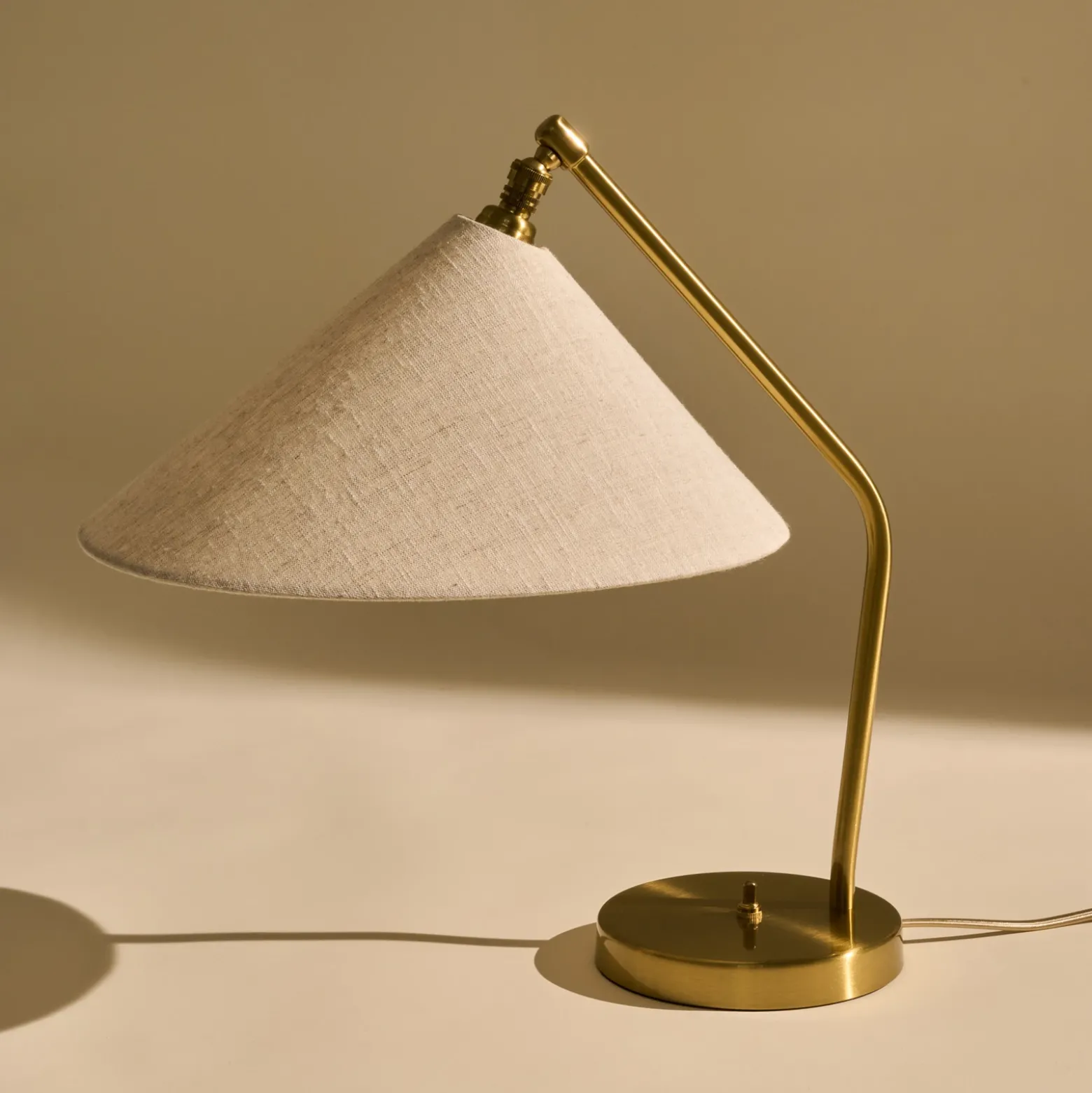 Lámpara de mesa Gubi Gräshoppa, blanca, metal/tejido, E14