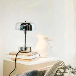 Lámpara de mesa Haipot de Dyberg Larsen, IP20, cromada