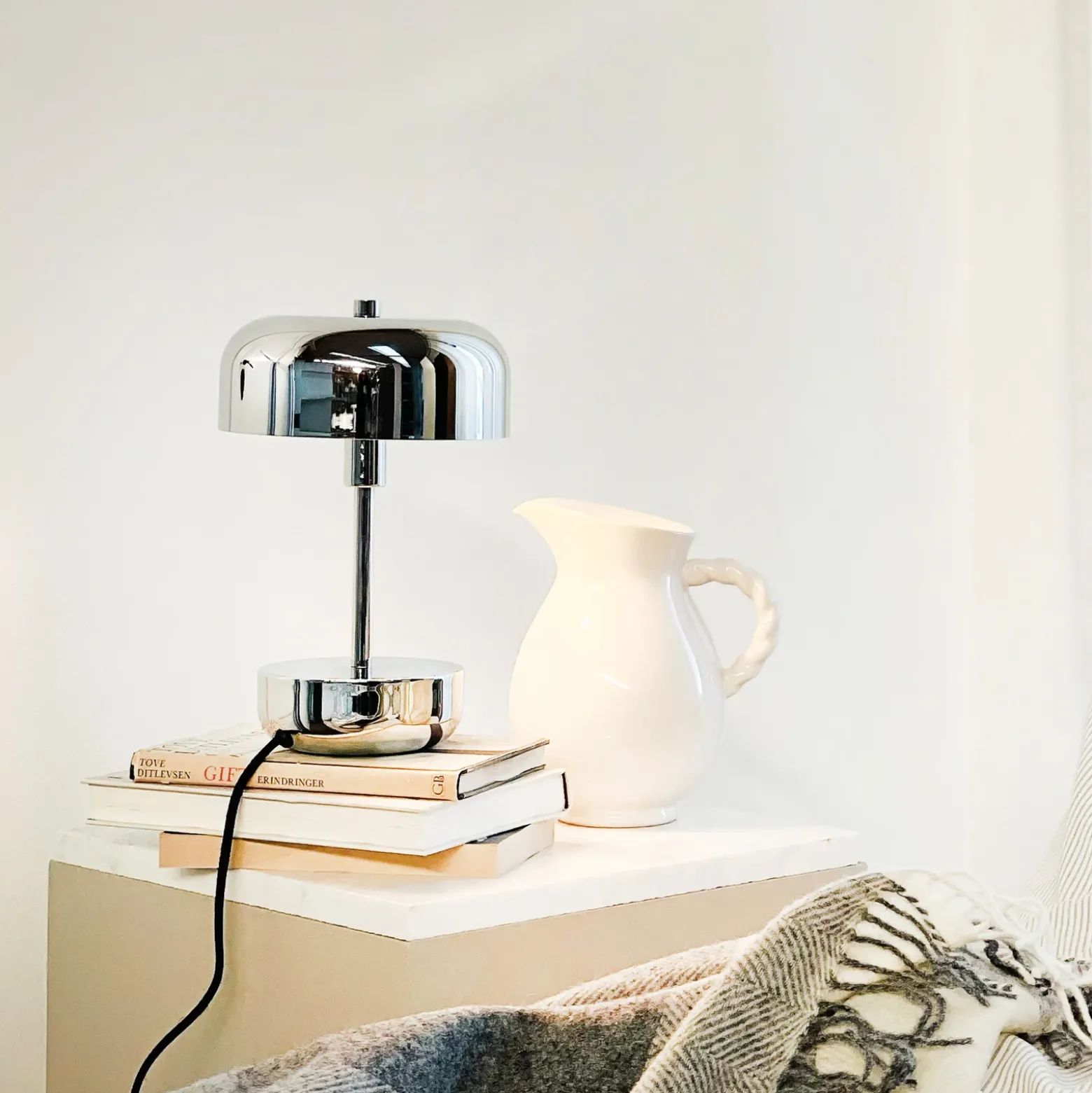 Lámpara de mesa Haipot de Dyberg Larsen, IP20, cromada