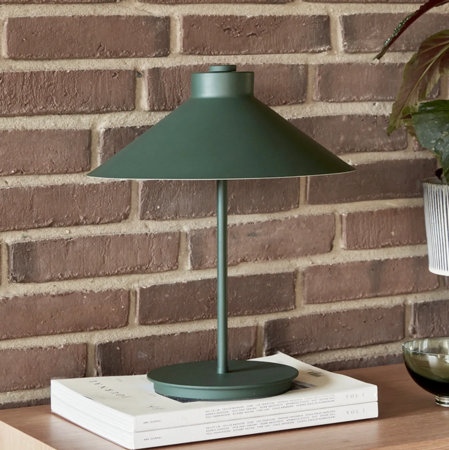Lámpara de mesa HÜBSCH Shape, verde oscuro, hierro, E14