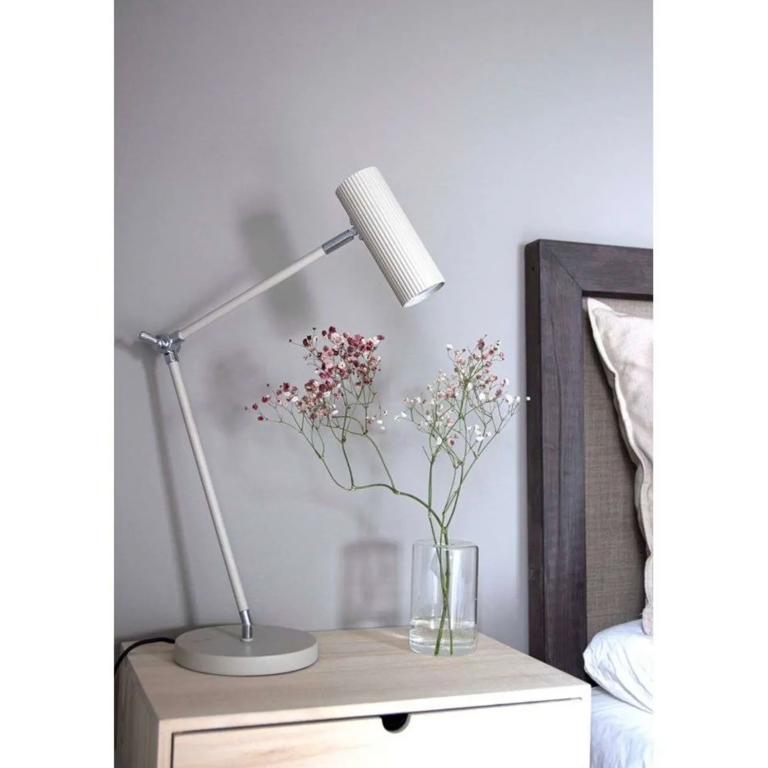 Lámpara de mesa Hubble READ de Globen Lighting, beige, altura 45