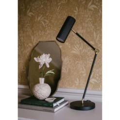 Lámpara de mesa Hubble READ de Globen Lighting, color negro, altura 45 cm