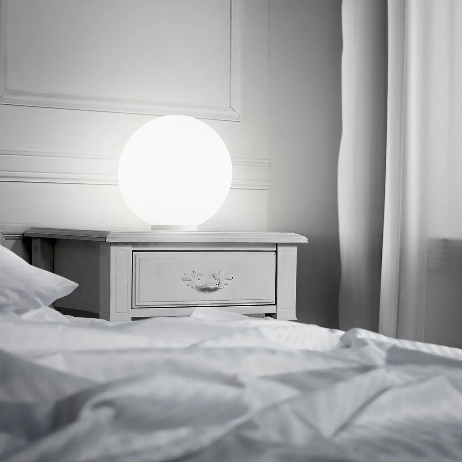 Lámpara de mesa Ideal Lux Mapa, Ø 20 cm, cristal opalino, esfera, E27
