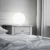 Lámpara de mesa Ideal Lux Mapa, Ø 30 cm, cristal opalino, esfera, E27