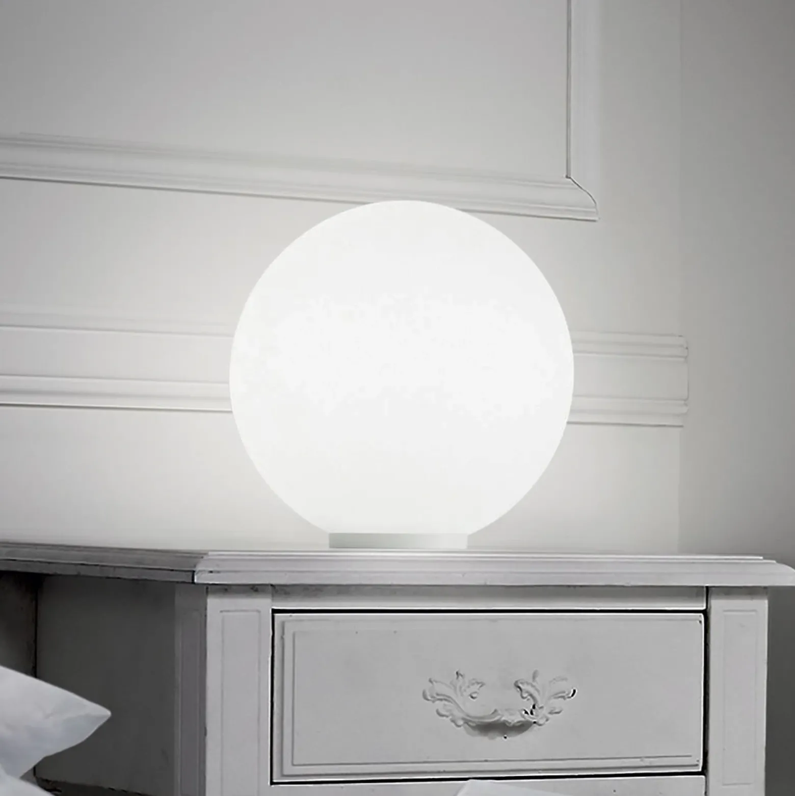 Lámpara de mesa Ideal Lux Mapa, Ø 30 cm, cristal opalino, esfera, E27