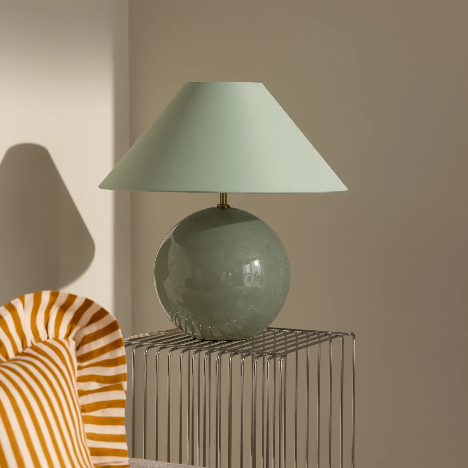 Lámpara de mesa IRIS de Globen Lighting, verde, altura 45 cm
