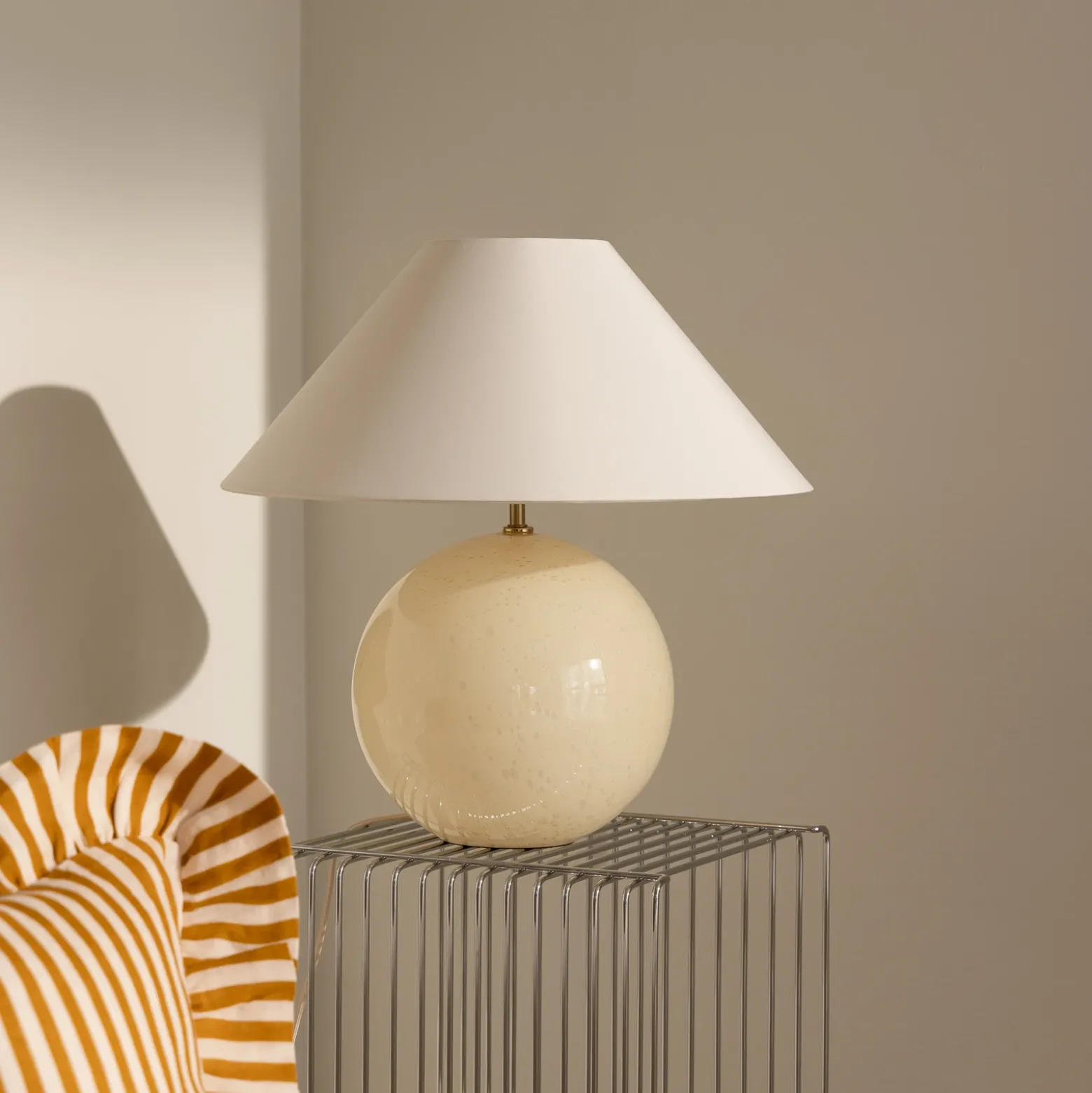 Lámpara de mesa IRIS de Globen Lighting, color crema, altura 45 cm