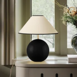 Lámpara de mesa IRIS de Globen Lighting, beige/negro, altura 39 cm