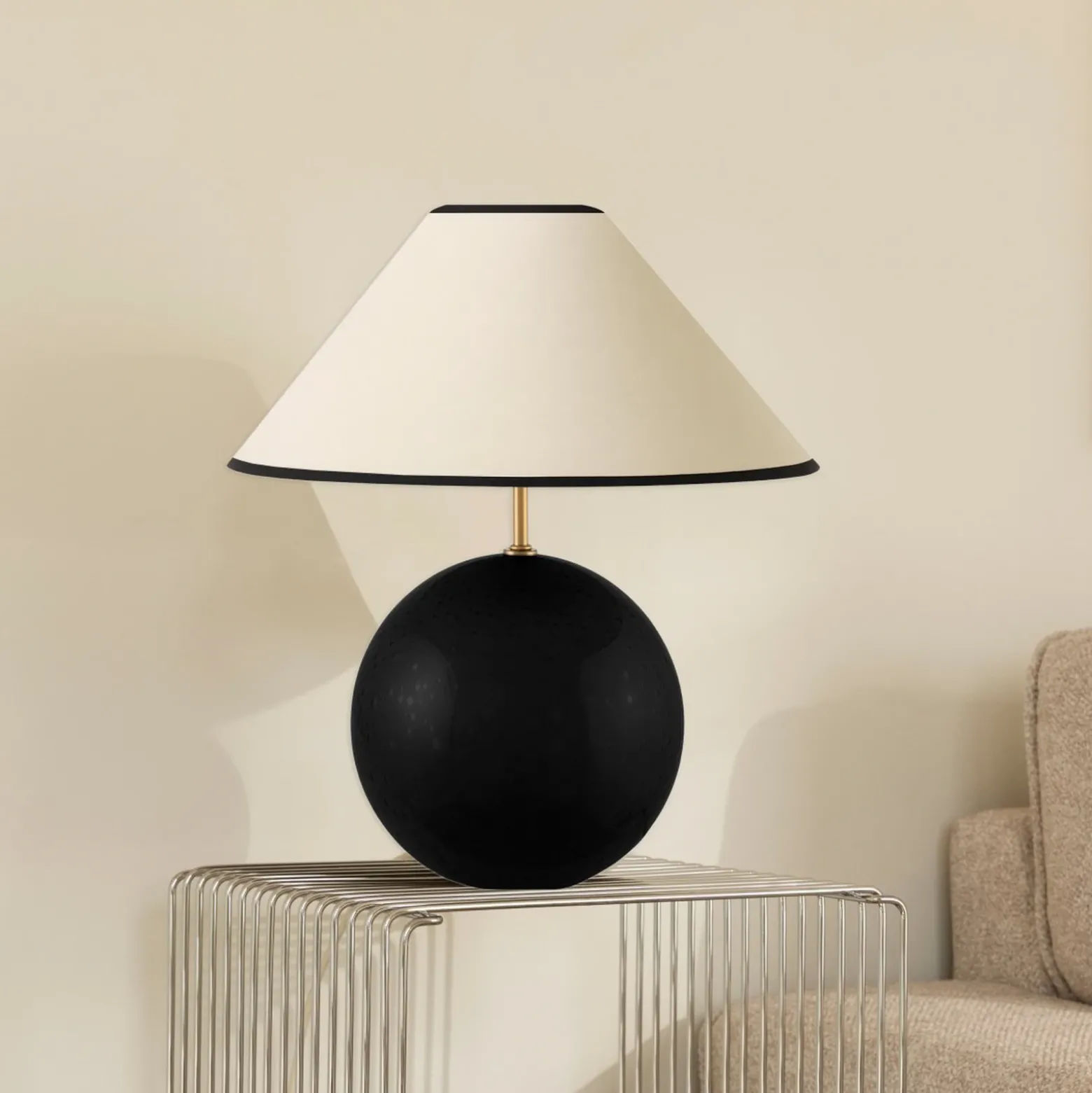 Lámpara de mesa IRIS de Globen Lighting, beige/negro, altura 39 cm