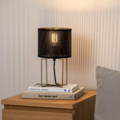 Lámpara de mesa Kamil con pantalla de metal perforado