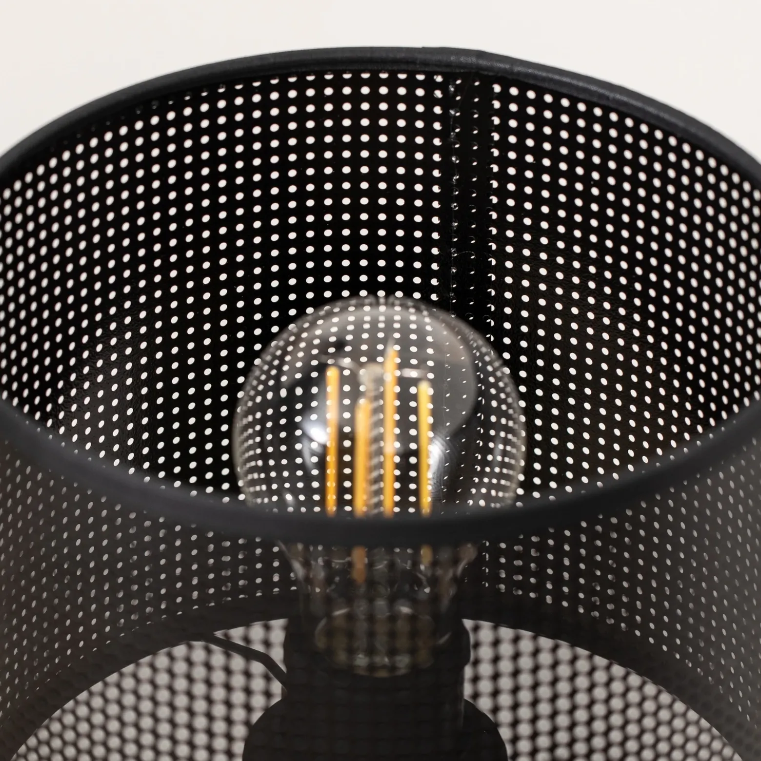 Lámpara de mesa Kamil con pantalla de metal perforado