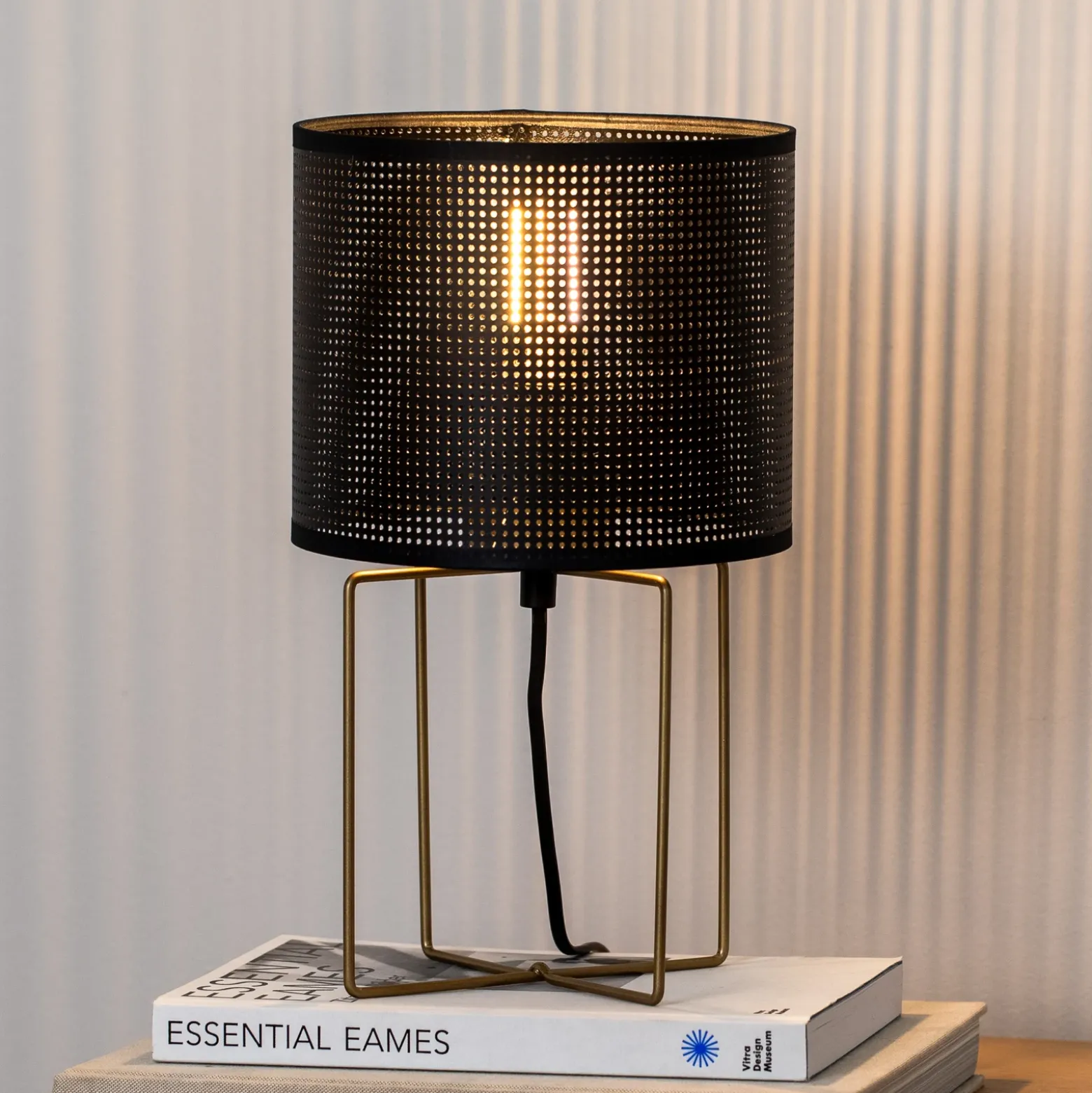 Lámpara de mesa Kamil con pantalla de metal perforado