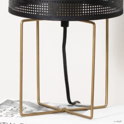 Lámpara de mesa Kamil con pantalla de metal perforado