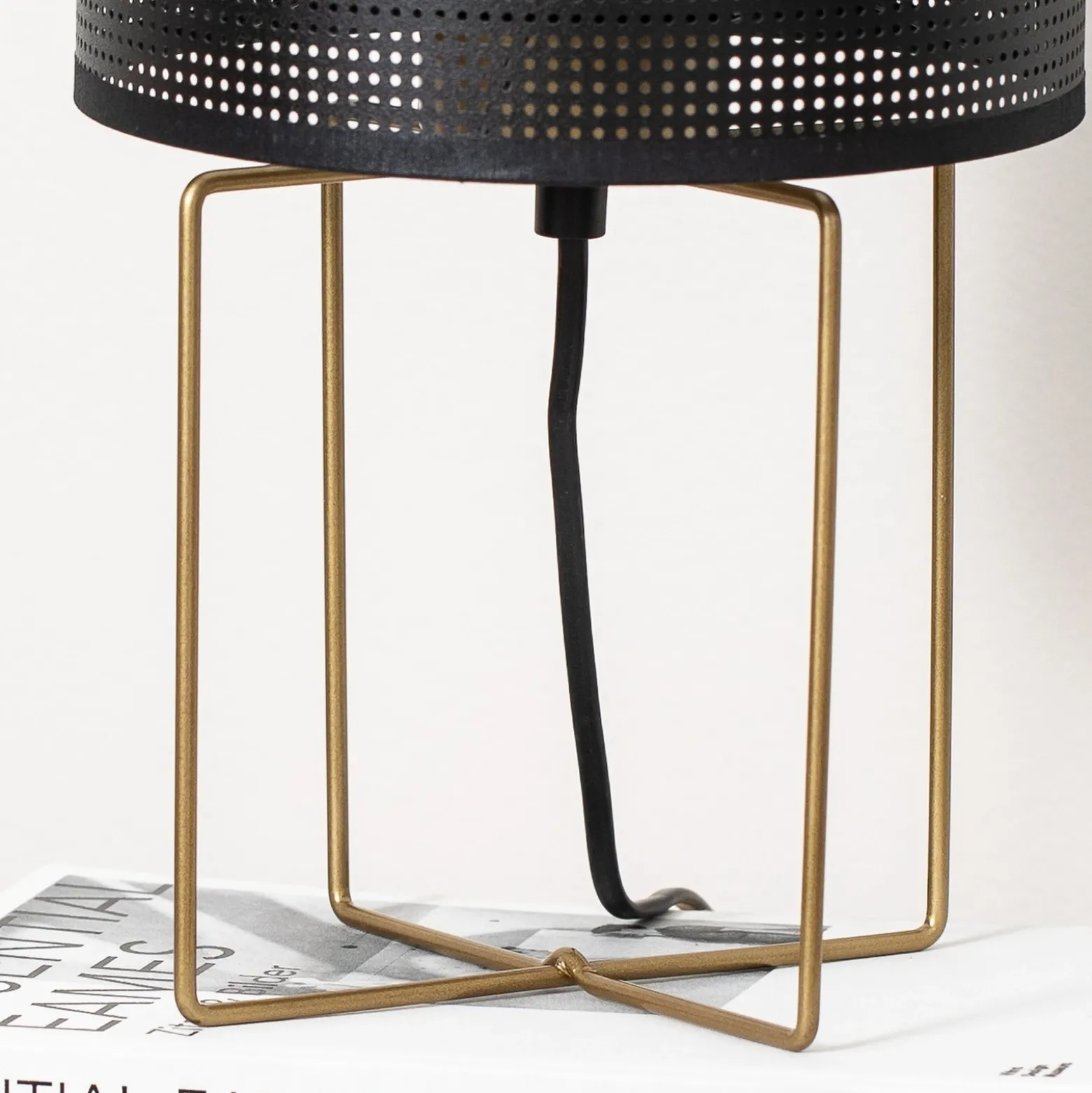 Lámpara de mesa Kamil con pantalla de metal perforado