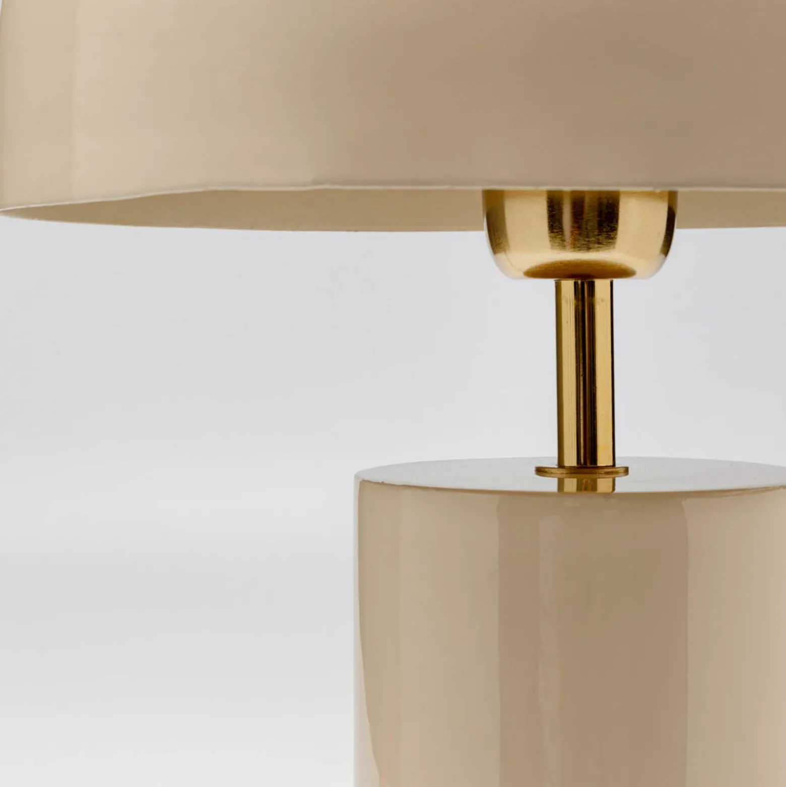 Lámpara de mesa KARE Loungy, blanca, acero, altura 38 cm