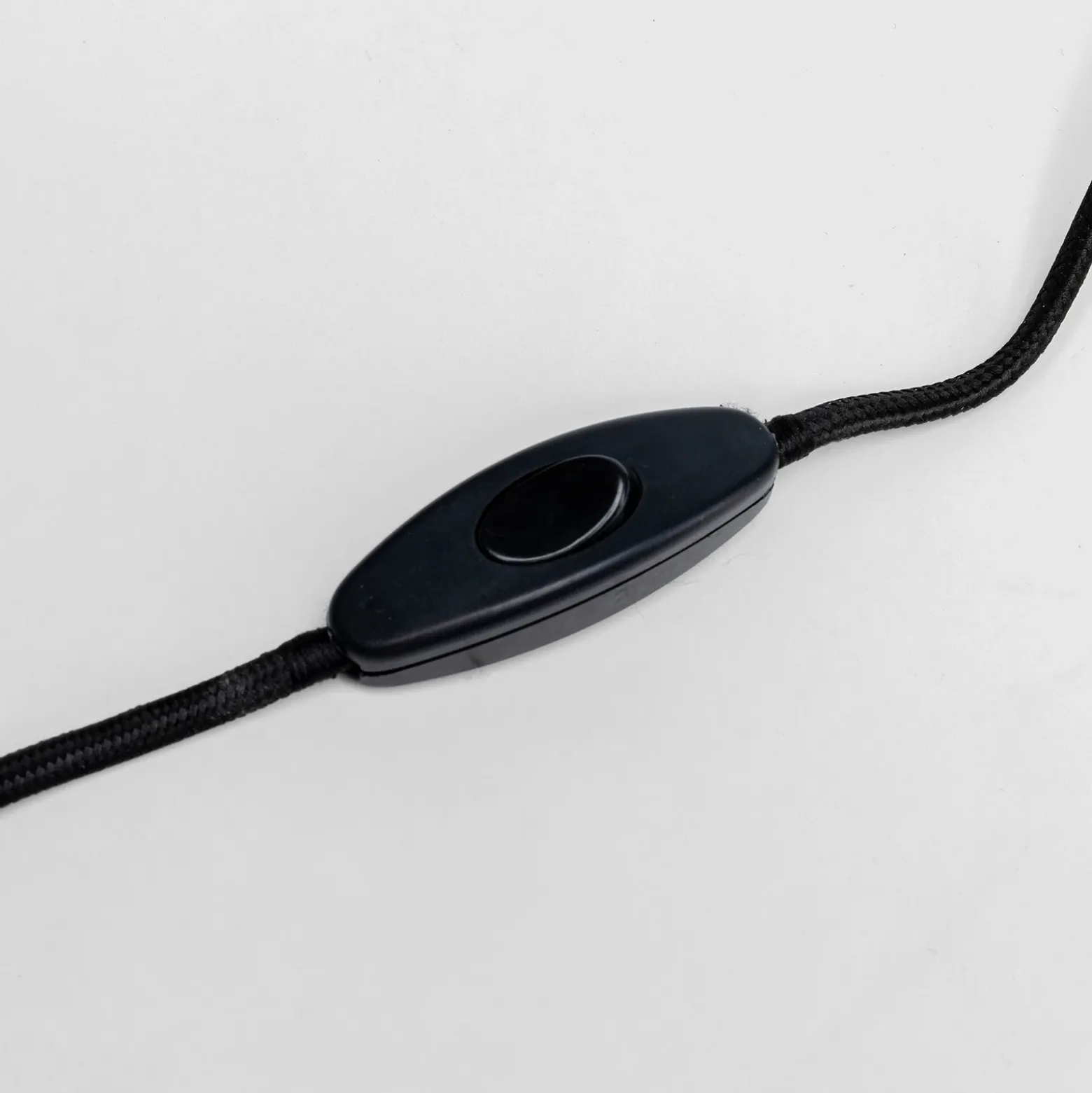 Lámpara de mesa KARE Loungy, negra