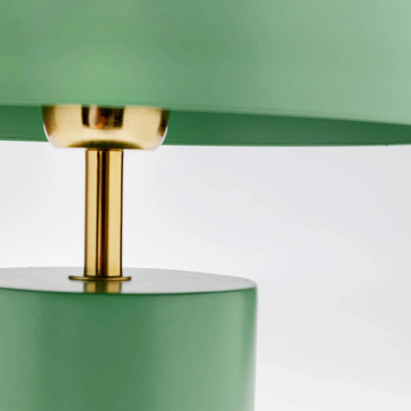 Lámpara de mesa KARE Loungy, verde, acero, altura 38 cm