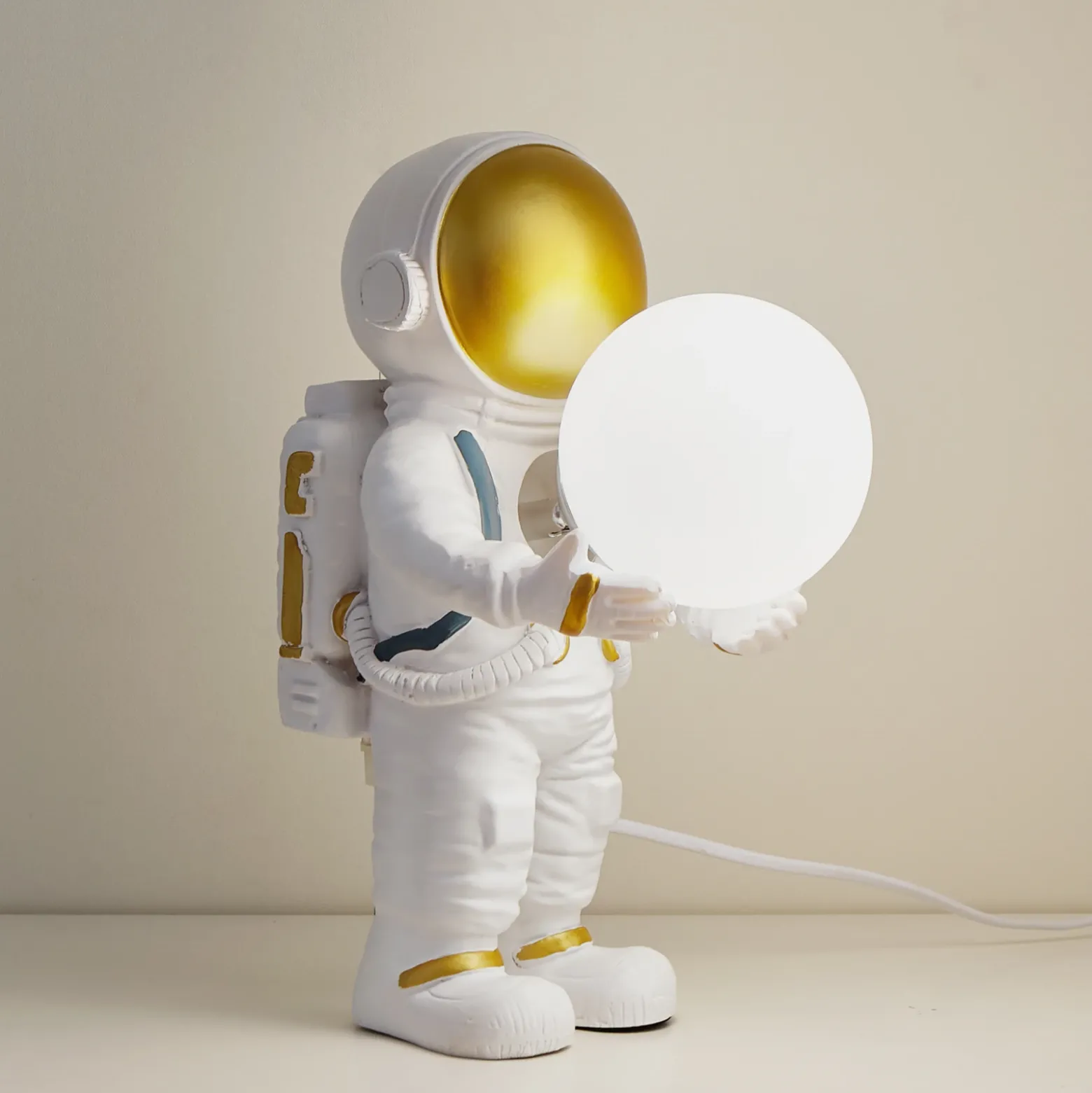 Lámpara de mesa Kosmo de Lindby, blanco/dorado, cerámica, vidrio