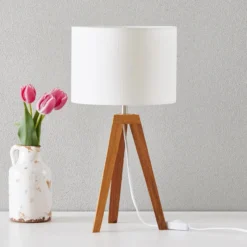 Lámpara de mesa Kullen en diseño sencillo