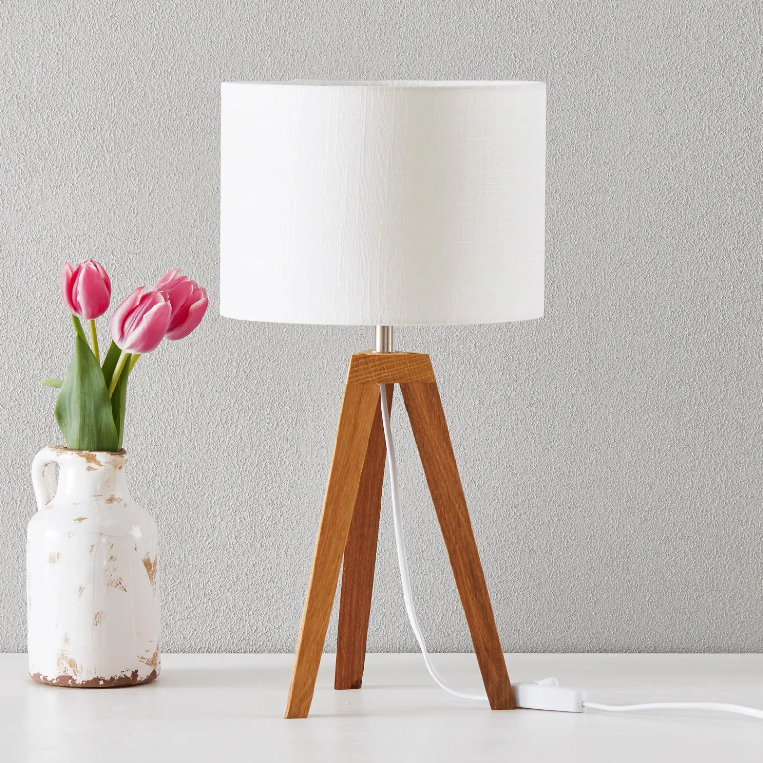 Lámpara de mesa Kullen en diseño sencillo