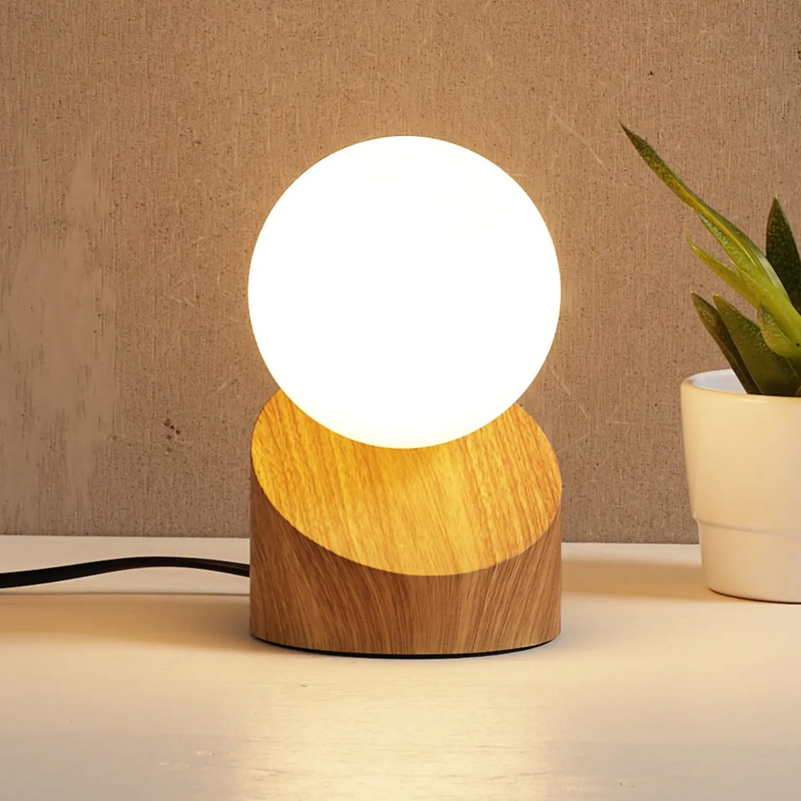 Lámpara de mesa LED Alisa, soporte óptica madera