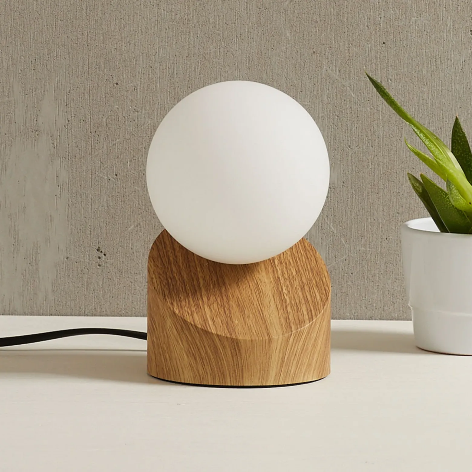 Lámpara de mesa LED Alisa, soporte óptica madera