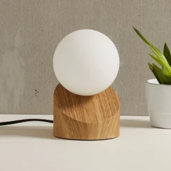 Lámpara de mesa LED Alisa, soporte óptica madera